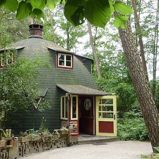 Haus in Form einer Käseglocke mit begrüntem Dach