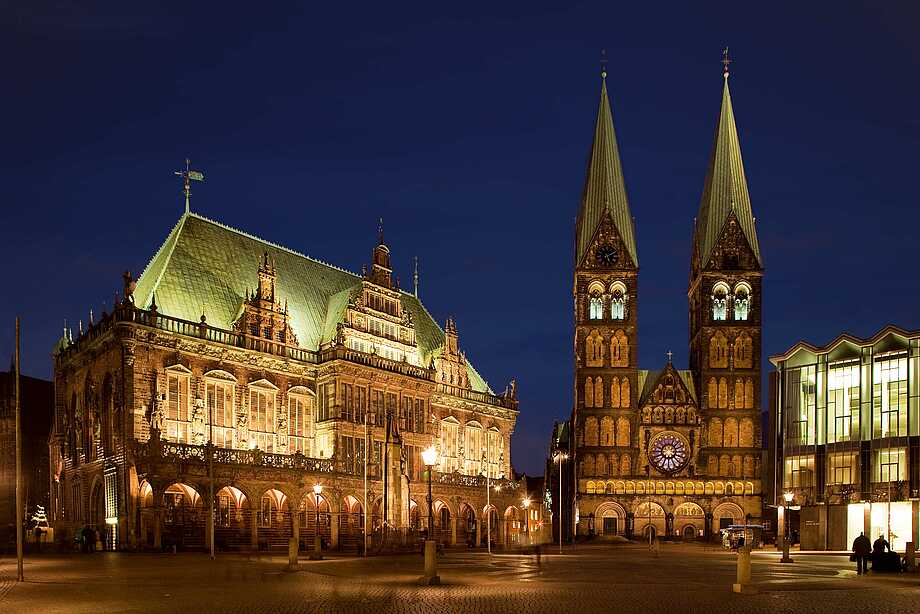 Bremer Marktplatz bei Nacht und das Rathaus und der Dom sind beleuchtet