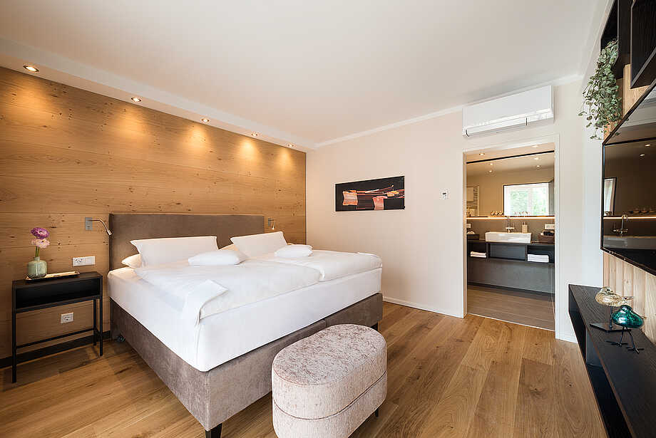Junior-Suite - Schlafbereich mit Blick ins Badezimmer - Hotel Munte Bremen
