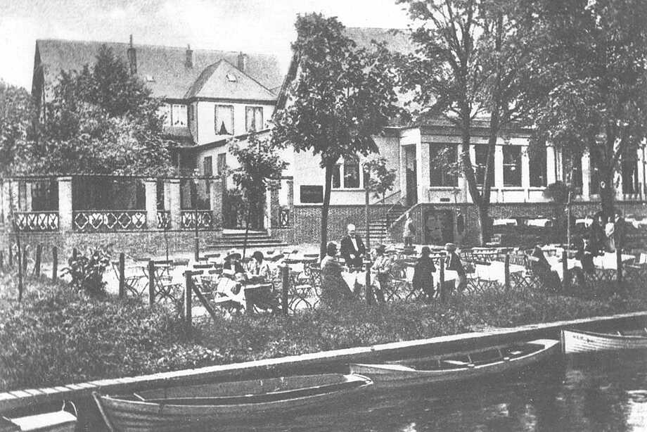 schwarz-weiß-Foto Aussenansicht mit Blick auf die Terrasse