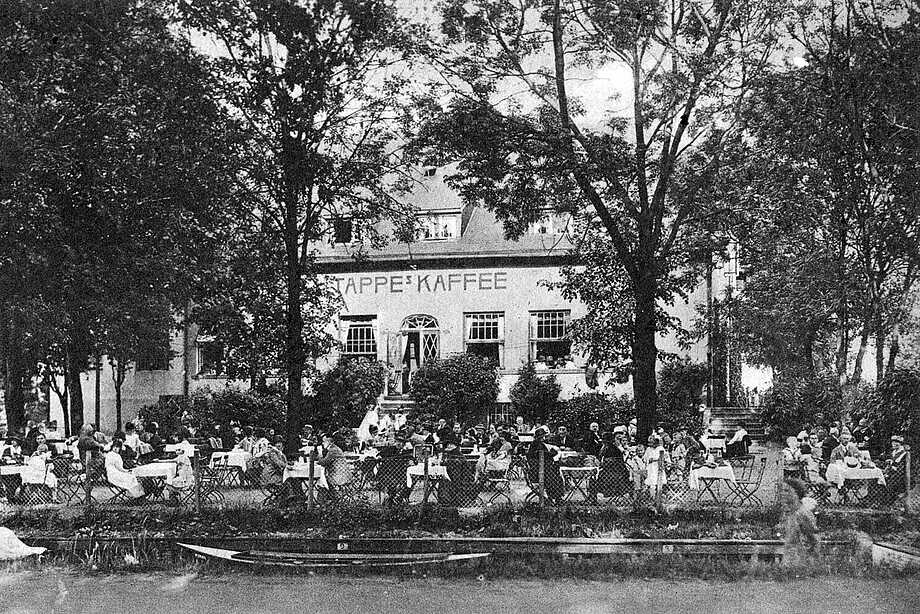 schwarz-weiß Foto mit Aussenansicht des damaligen Tappes Kaffeehaus