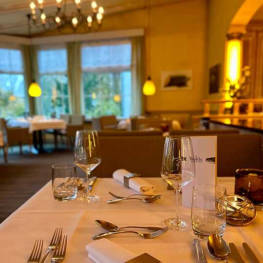 Gedeckter Tisch mit Kerzen in einem Restaurant
