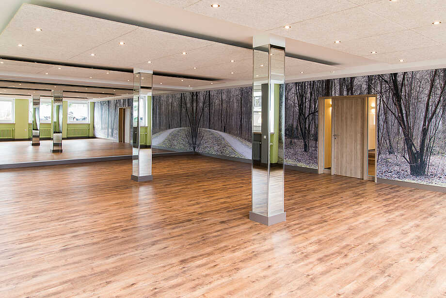 Kursraum des fitalis mit großer Spiegelwand