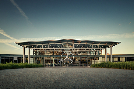 Mercedes-Benz Kundencenter Außenaufnahme - Gebäude ist sehr verglast mit dem Mercedes Stern in der Mitte