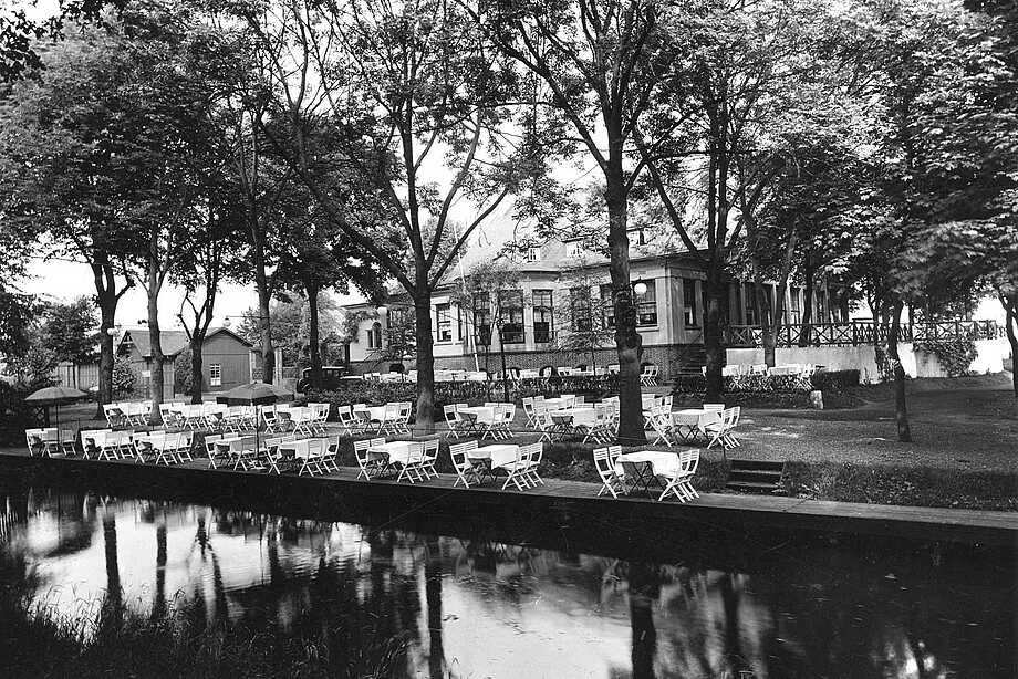 schwarz-weiß Foto des damaligen Sommergartens direkt am Flussufer