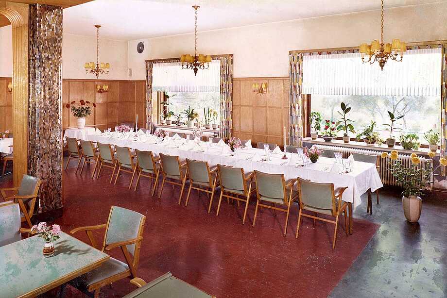 Feierlich gedeckte Tafel im Gastraum aus dem Jahre 1956 im Hotel Munte