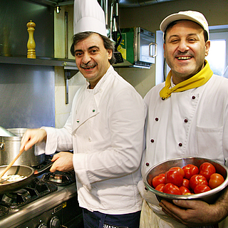 Zwei Köche stehen in der Küche der Trattoria del bosco im Hotel Munte