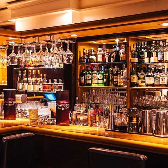 Bar mit Flaschenregal