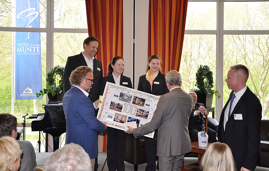 100 Jahr Feier - Hotel Munte am Stadtwald - Bremen - Spendenübergabe des Personals für den Bürgerpark Bremen