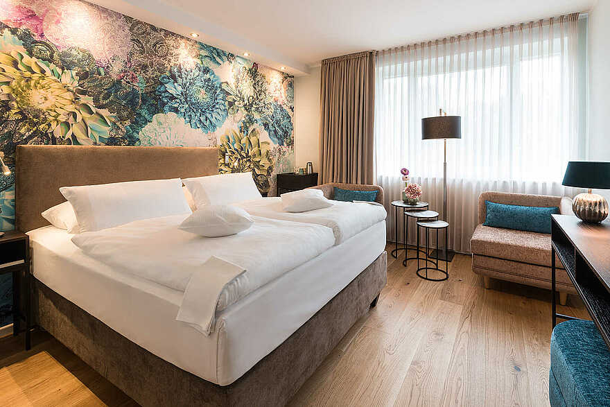 Hotelzimmer mit Blumentapete
