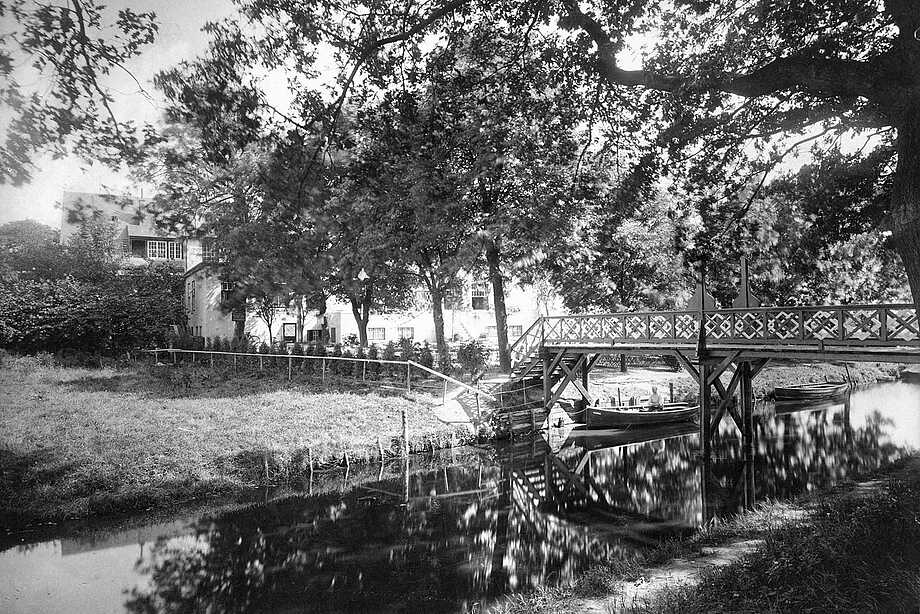 schwarz-weiß Foto mit einer Brücke die zur Munte führt