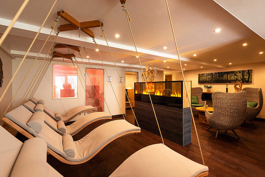 Floating loungers in a room with a fireplace - Hotel Munte - "WaldSpa"