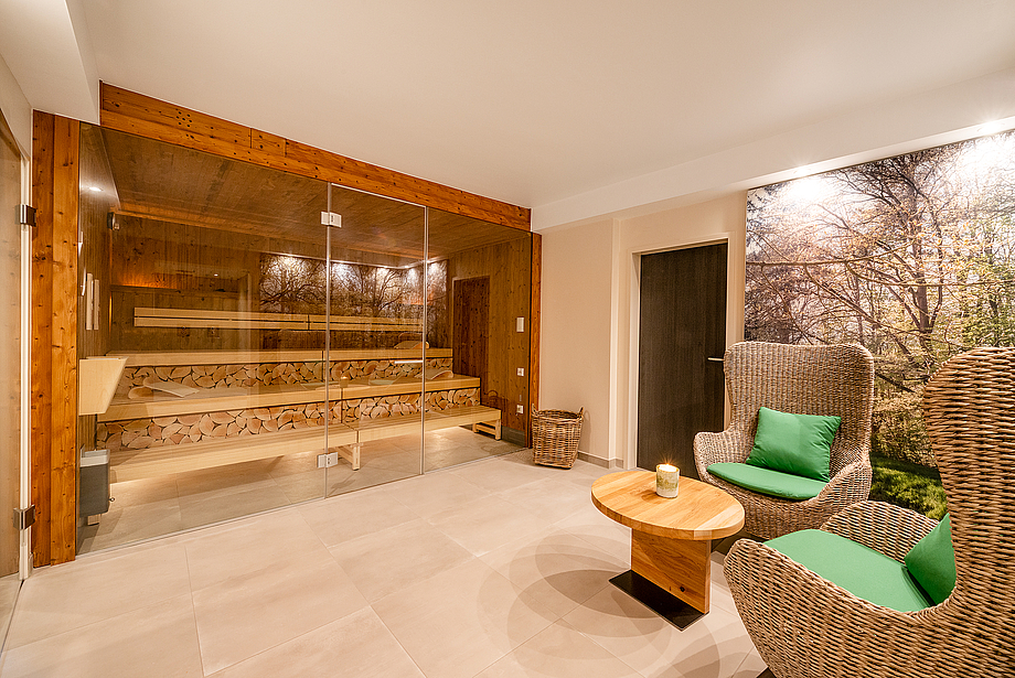 Sauna mit Holzscheite und Korbsesseln - Private Spa - WaldSpa im Hotel Munte am Stadtwald in Bremen