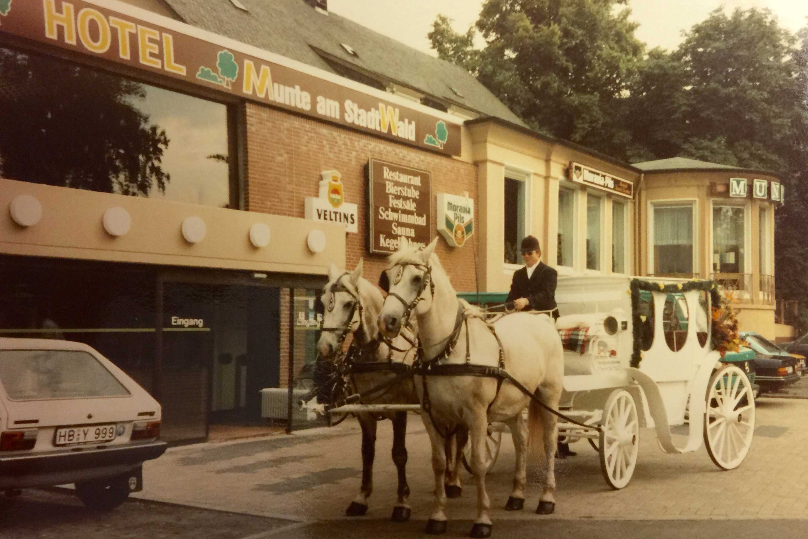 Foto des Hoteleingangs mit Pferdekutsche in den 1970er Jahren