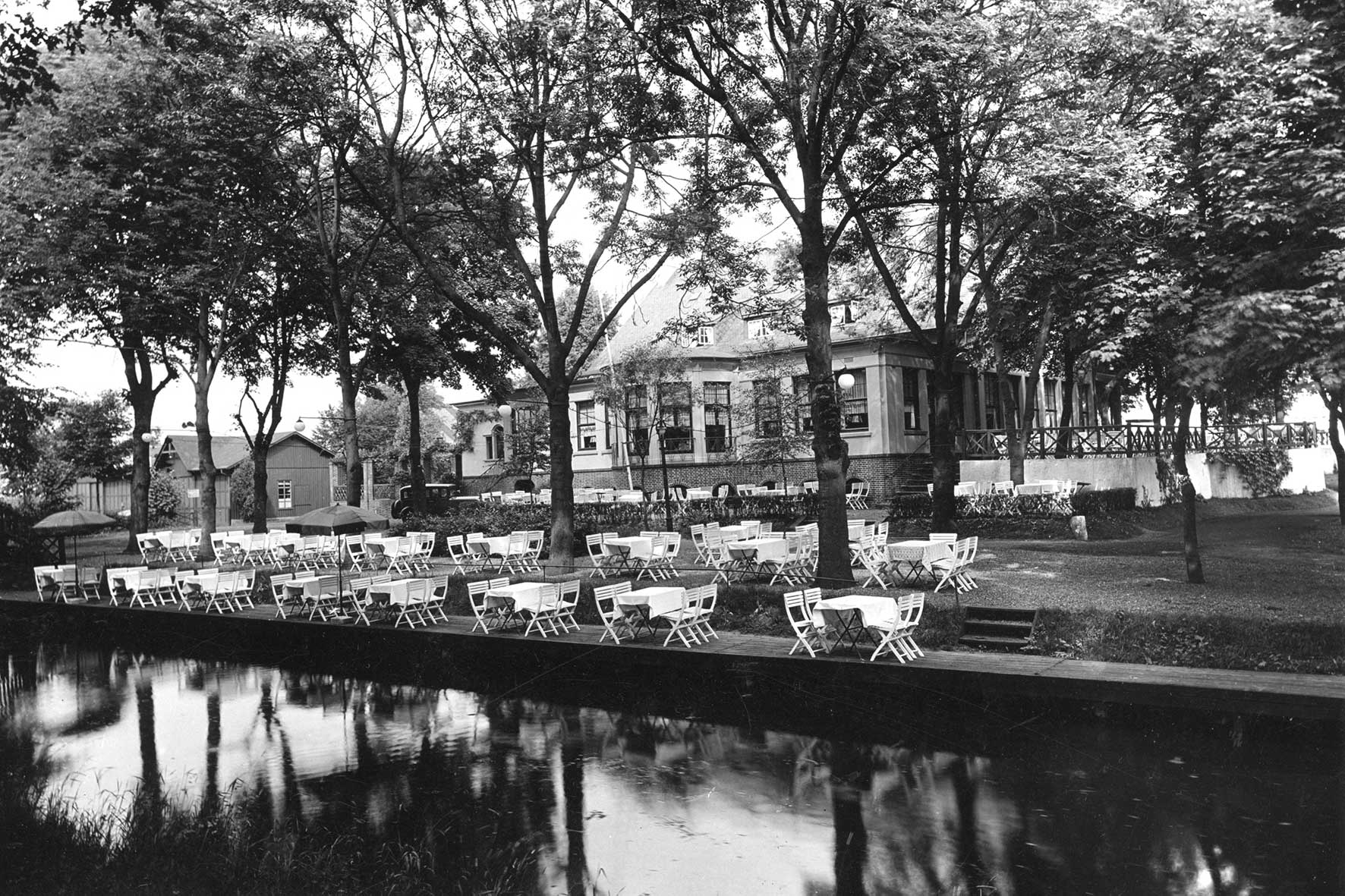 schwarz-weiß Foto des damaligen Sommergartens direkt am Flussufer