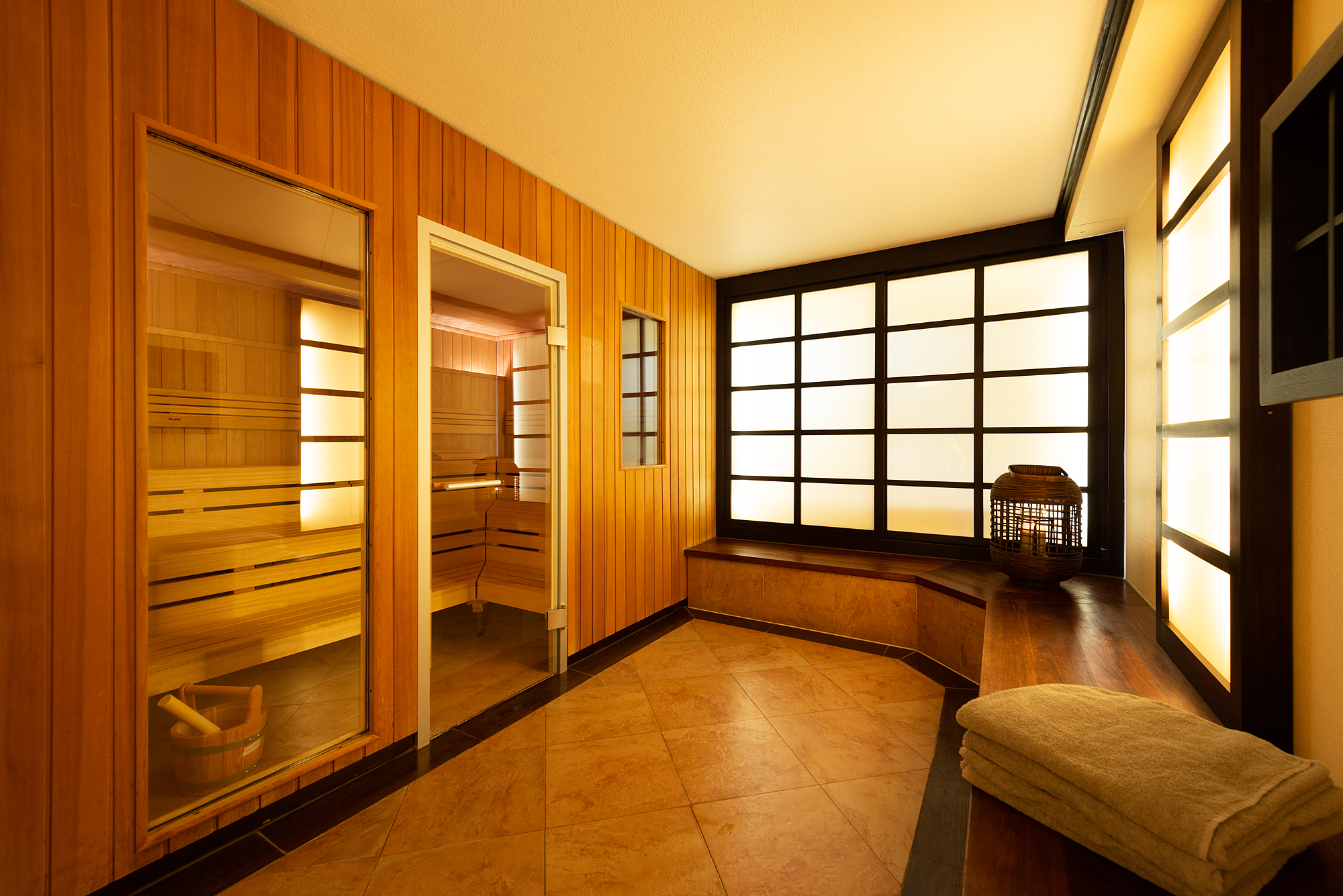 Große Finnische Sauna in hellen Farben und in Holz mit einem kleinem Vorraum