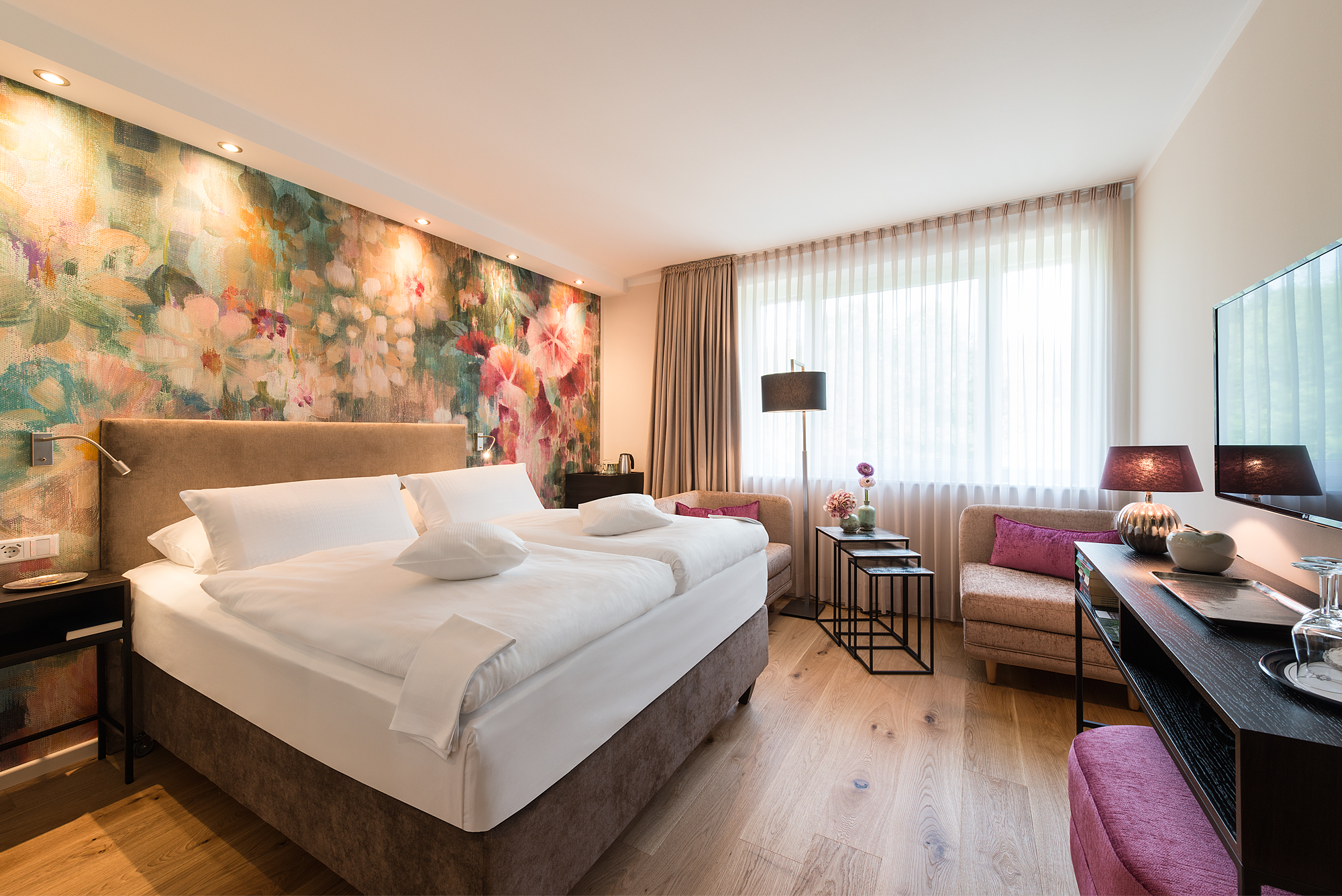Zimmer der Kategorie Auszeit - Blumentapete - Hotel Munte Bremen