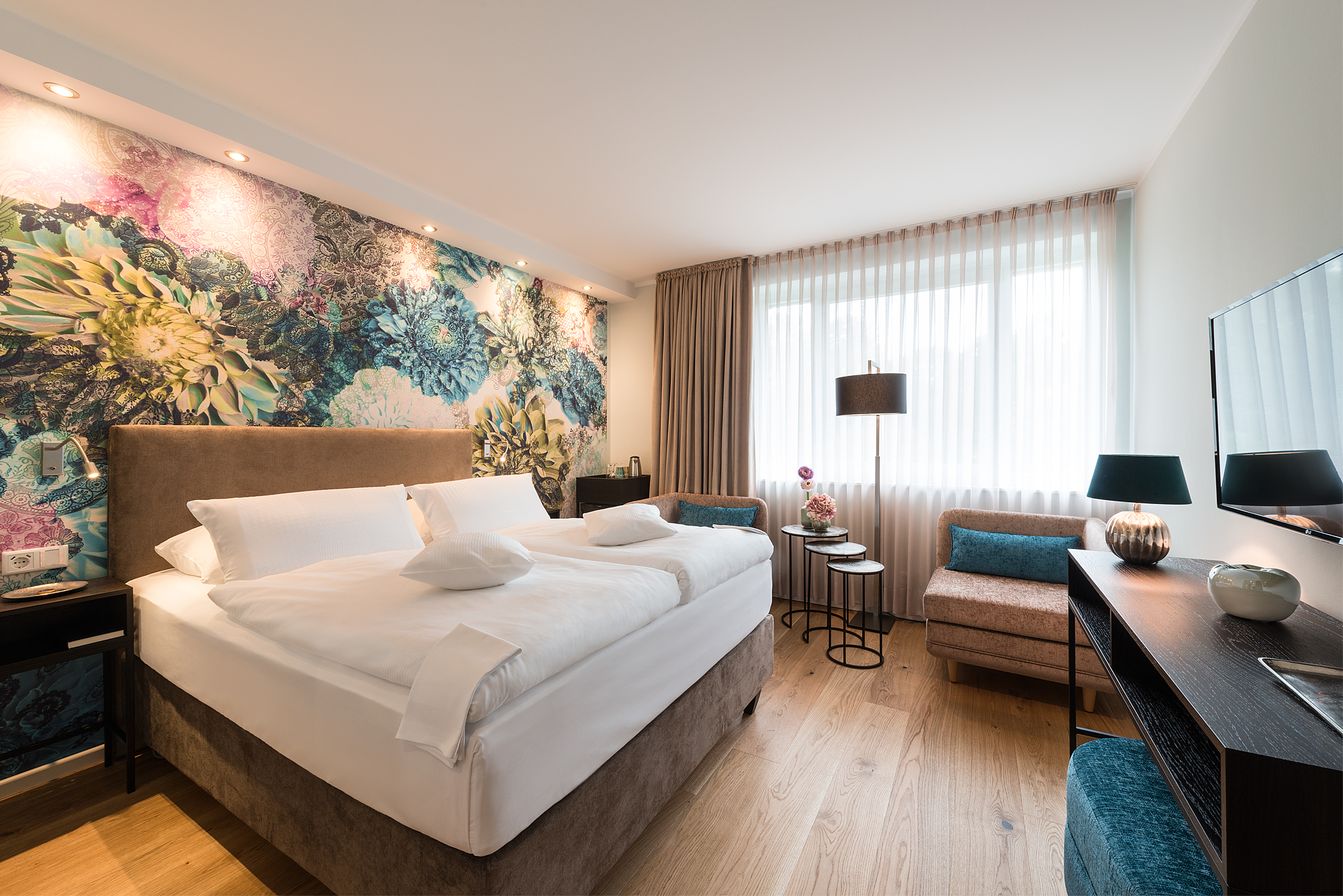 Zimmer der Kategorie Auszeit mit bunter Tapete - Hotel Munte Bremen